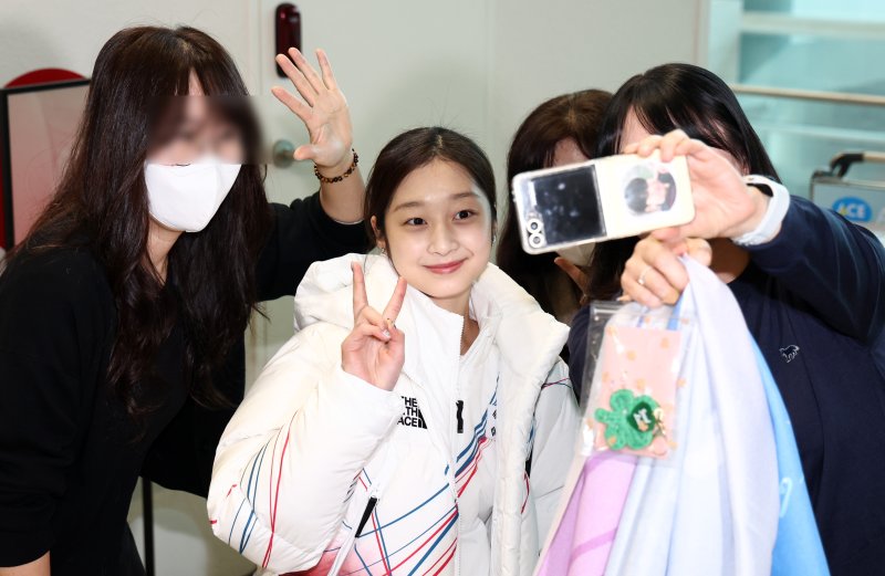 2026 밀라노·코르티나담페초 동계올림픽에 출전하는 대한민국 피겨스케이팅 대표팀 신지아 선수가 4일 오전 인천국제공항 제2터미널을 통해 출국하며 팬들과 기념촬영을 하고 있다. 2026.2.4/뉴스1 ⓒ News1 최지환 기자
