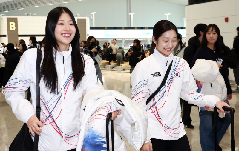 2026 밀라노·코르티나담페초 동계올림픽에 출전하는 대한민국 피겨스케이팅 대표팀 이해인, 신지아 선수가 4일 오전 인천국제공항 제2터미널을 통해 출국하고 있다. 2026.2.4/뉴스1 ⓒ News1 최지환 기자