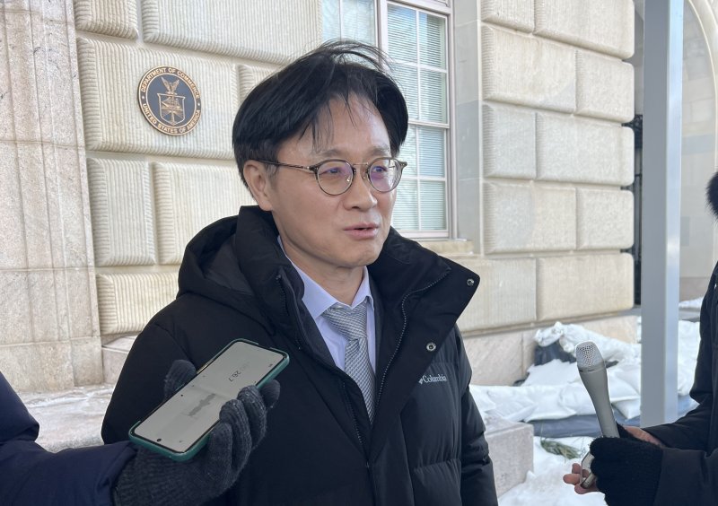 김정관 산업통상부 장관이 30일(현지시간) 미국 워싱턴DC 상무부 청사에서 하워드 러트닉 상무장관과 이틀째 면담을 마치고 대화 결과에 대해 밝히고 있다. ⓒ News1 류정민 특파원