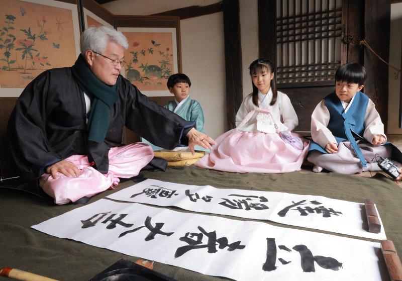 봄의 시작을 알리는 입춘(立春)인 4일 오전 서울 종로구 국립민속박물관내 전통한옥인 오촌댁에서 입춘첩 쓰기가 진행되고 있다. (공동취재) 2026.2.4/뉴스1 ⓒ News1 이광호 기자