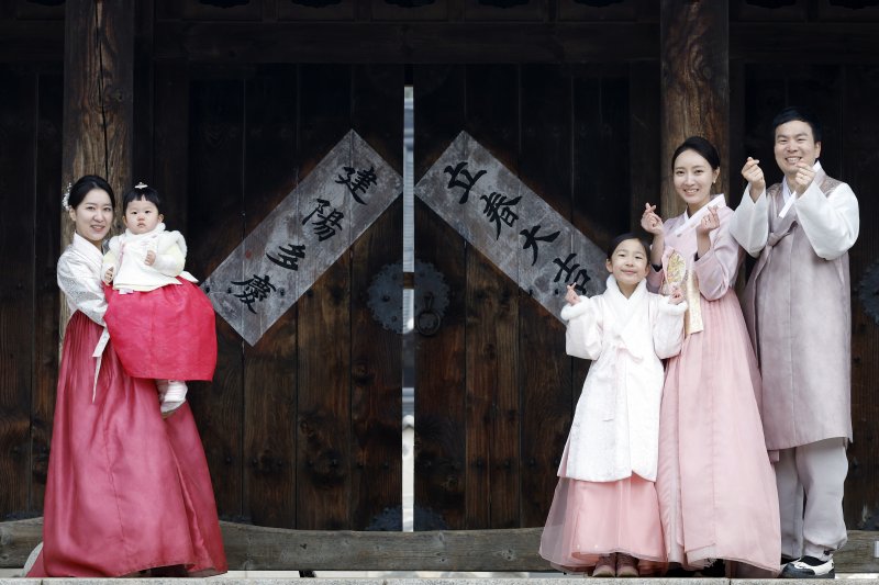 절기상 입춘(入春)인 4일 오전 서울시 중구 남산골한옥마을에서 약 10년 전 전통 혼례와 웨딩 촬영을 진행한 1990년생 말띠 시연자 가족이 입춘첩 부착 행사를 하고 있다. 2026.2.4/뉴스1 ⓒ News1 박정호 기자