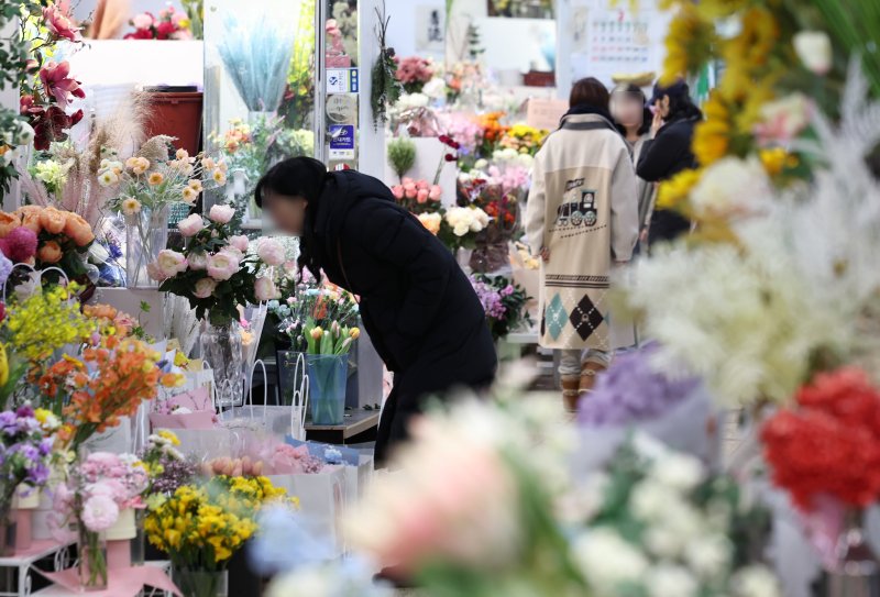 절기상 입춘(立春)인 4일 서울 서초구 양재꽃시장을 찾은 시민들이 꽃을 사고 있다. ⓒ News1 구윤성 기자