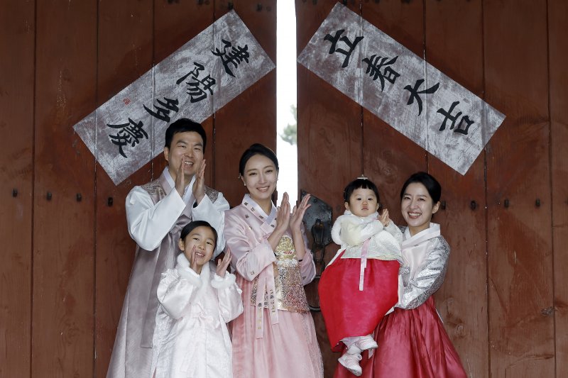 절기상 입춘(入春)인 4일 오전 서울시 중구 남산골한옥마을에서 약 10년 전 전통 혼례와 웨딩 촬영을 진행한 1990년생 말띠 시연자 가족이 입춘첩 부착 행사를 하고 있다. 2026.2.4/뉴스1 ⓒ News1 박정호 기자