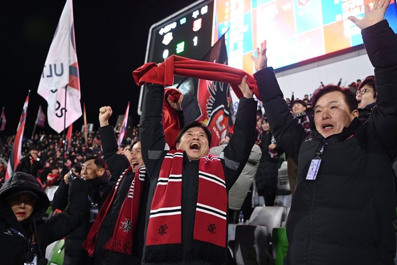 부천FC1995 승강 PO 2차전서 부천이 골을 넣자 조용익 시장(가운데)이 시민들과 함께 기뻐하고 있다. 부천시 제공