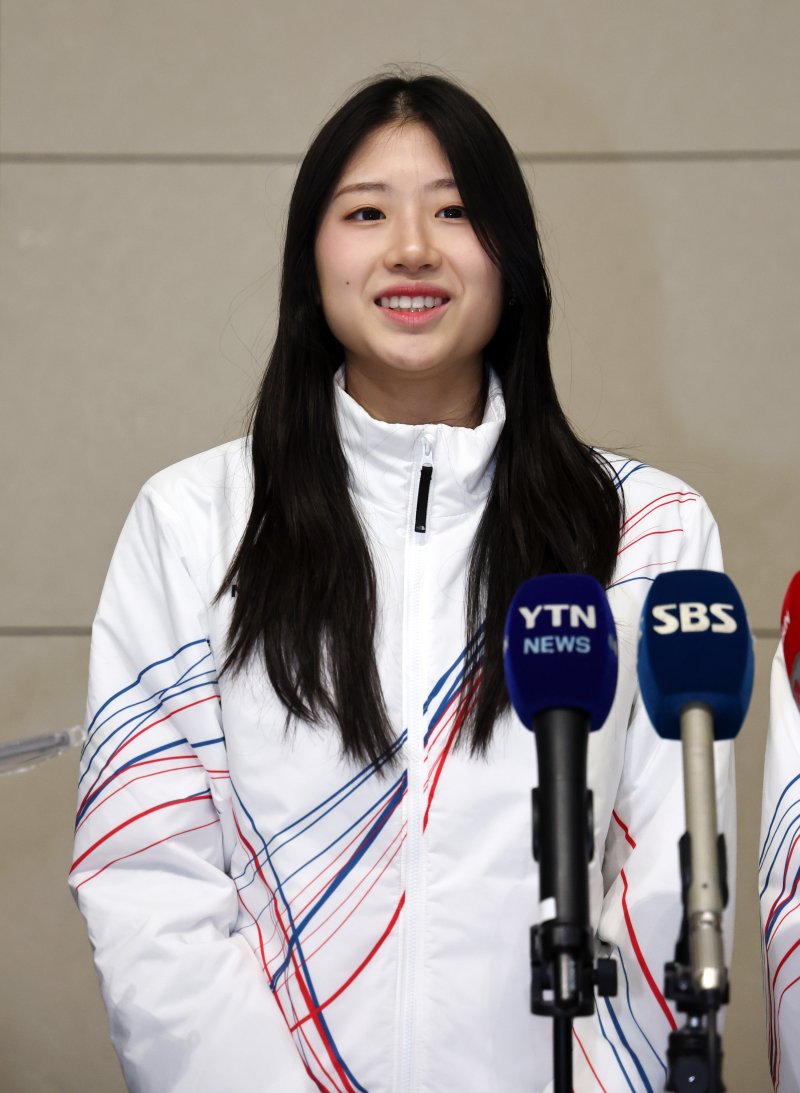 2026 밀라노·코르티나담페초 동계올림픽에 출전하는 대한민국 피겨스케이팅 대표팀 이해인 선수가 4일 오전 인천국제공항 제2터미널을 통해 출국하기 전 취재진과 인터뷰를 하고 있다. 2026.2.4/뉴스1 ⓒ News1 최지환 기자