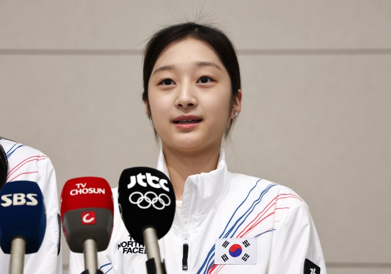 2026 밀라노·코르티나담페초 동계올림픽에 출전하는 대한민국 피겨스케이팅 대표팀 신지아 선수가 4일 오전 인천국제공항 제2터미널을 통해 출국하기 전 취재진과 인터뷰를 하고 있다. 2026.2.4/뉴스1 ⓒ News1 최지환 기자