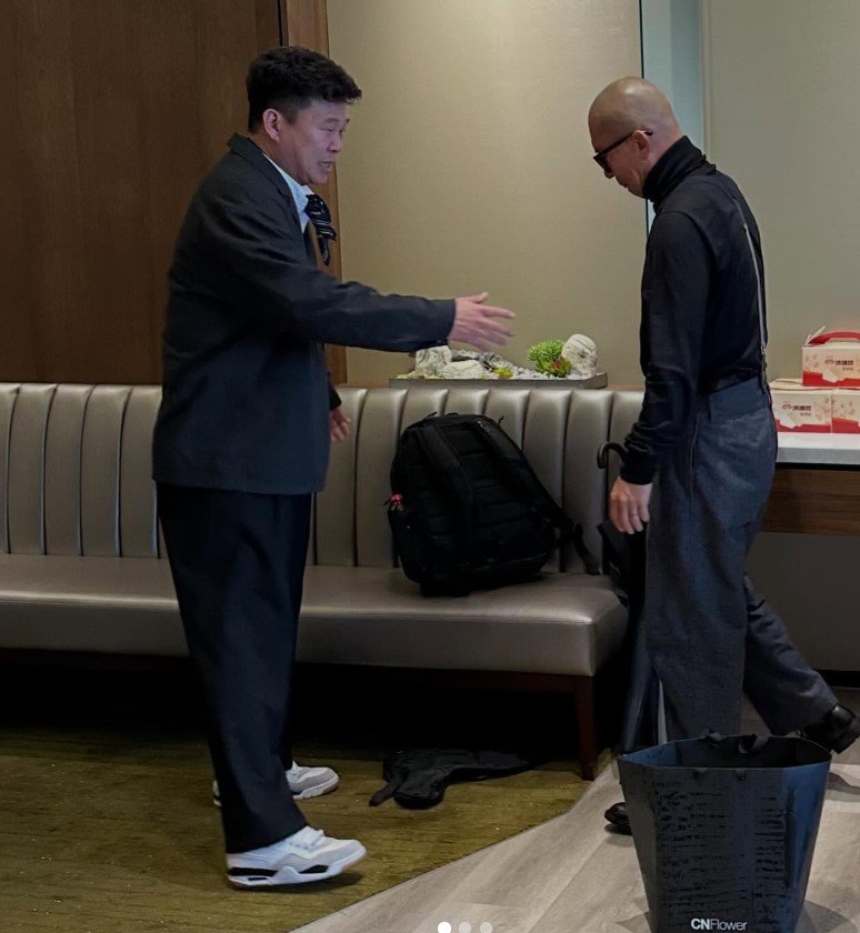 '서희원 1주기' 구준엽 야윈 모습…강원래&middot;홍록기 "아무 말 없이 눈물"