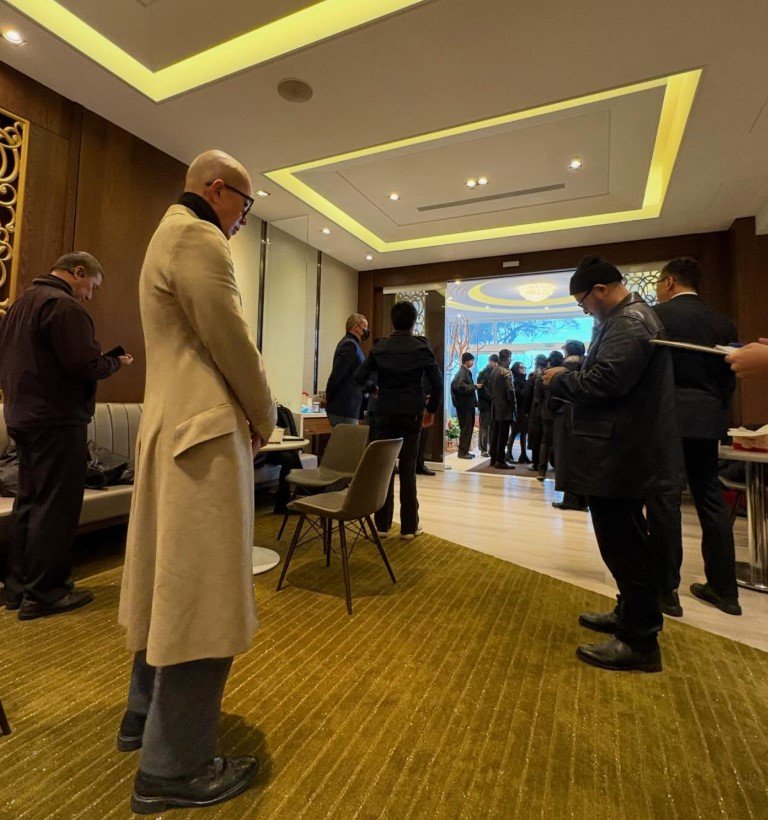 '서희원 1주기' 구준엽 야윈 모습…강원래&middot;홍록기 "아무 말 없이 눈물"