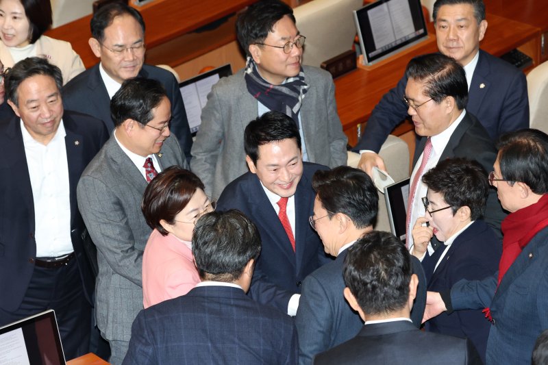 장동혁 국민의힘 대표가 4일 서울 여의도 국회에서 열린 제432회국회(임시회) 3차 본회의에서 교섭단체 대표연설을 마치고 의원들과 인사하고 있다. 2026.2.4/뉴스1 ⓒ News1 이승배 기자