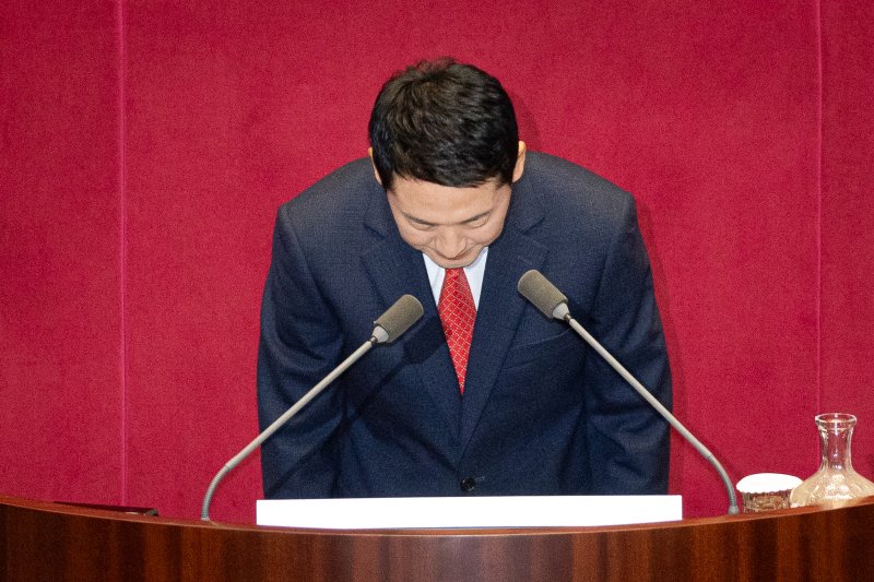 장동혁 국민의힘 대표가 4일 서울 여의도 국회에서 열린 제432회 국회(임시회) 제3차 본회의에서 국정에 관한 교섭단체 대표연설에 앞서 인사하고 있다. 2026.2.4/뉴스1 ⓒ News1 유승관 기자