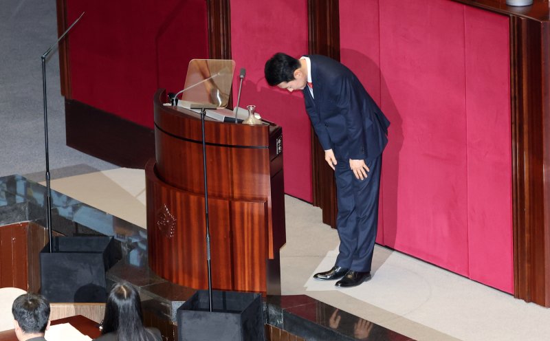 장동혁 국민의힘 대표가 4일 서울 여의도 국회에서 열린 제432회국회(임시회) 3차 본회의에서 교섭단체 대표연설을 마치고 인사하고 있다. 2026.2.4/뉴스1 ⓒ News1 이승배 기자