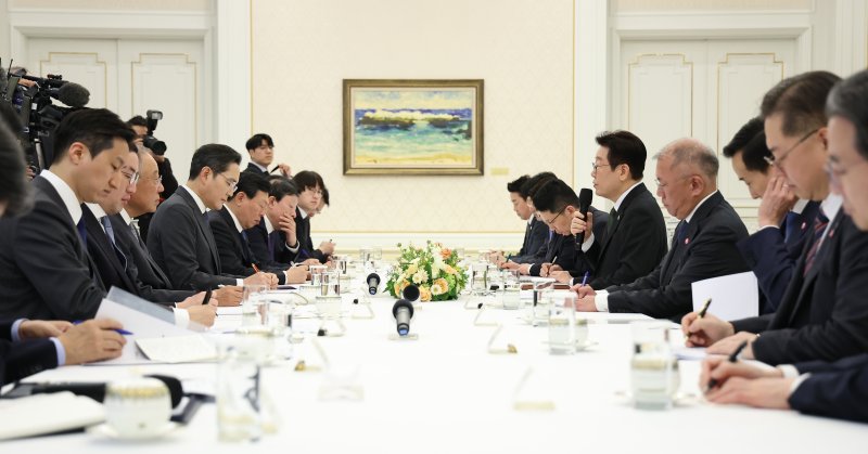 이재명 대통령이 4일 청와대에서 열린 '청년 일자리와 지방투자 확대를 위한 기업간담회'에서 발언하고 있다. 연합뉴스