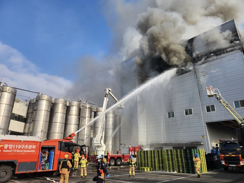 시흥시 정왕동 SPC삼립 시화공장 화재 진압 모습 (출처=연합뉴스)