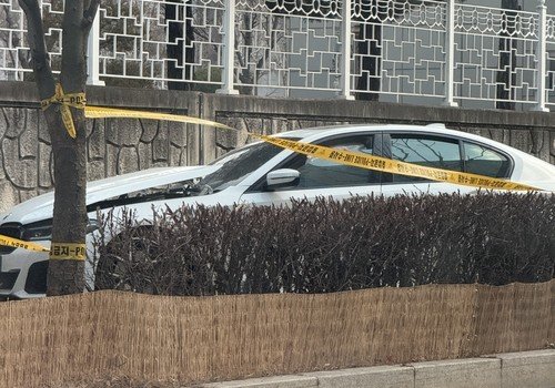 인도 화단을 넘어 담벼락 충돌한 사고 차량 (출처=연합뉴스)