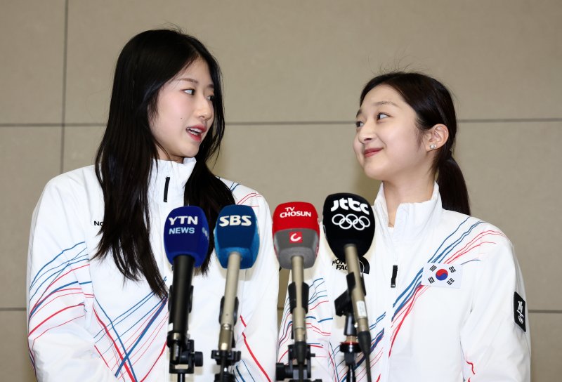 2026 밀라노·코르티나담페초 동계올림픽에 출전하는 대한민국 피겨스케이팅 대표팀 이해인, 신지아 선수가 4일 오전 인천국제공항 제2터미널을 통해 출국하기 전 취재진과 인터뷰를 하고 있다. 2026.2.4/뉴스1 ⓒ News1 최지환 기자