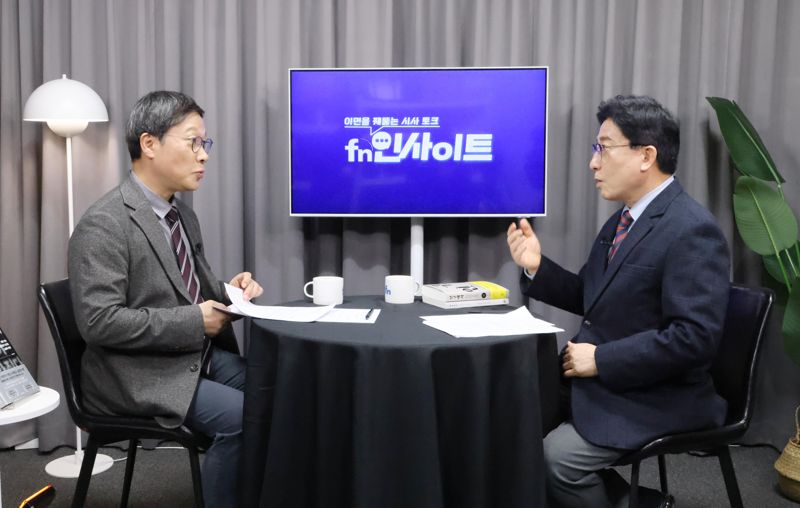 파이낸셜뉴스 노동일 주필(오른쪽)과 이철희 서울대 경제학부 교수가 파이낸셜뉴스 사옥에서 대담하고 있다. 박범준 기자
