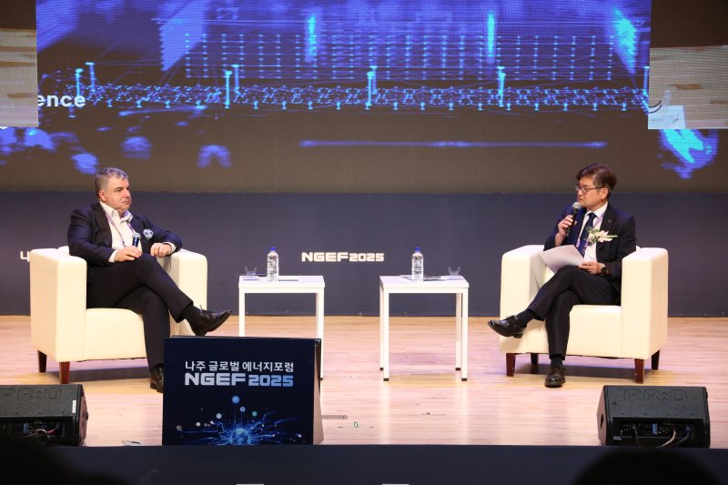 [나주=뉴시스] 지난 9월 17일 한국에너지공대(켄텍) 대강당에서 열린 '나주 글로벌에너지포럼 2025' 개막식에서 노보셀로프 교수와 박진호 총장직무대행(오른쪽)이 대담을 나누고 있다. (사진=켄텍 제공) photo@newsis.com *재판매 및 DB 금지