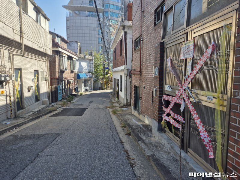 지난 2024년 11월 이주를 마친 '한남3구역' 주택가 전경. 현재는 철거가 진행되고 있어 출입구가 폐쇄돼있다. 사진=전민경 기자