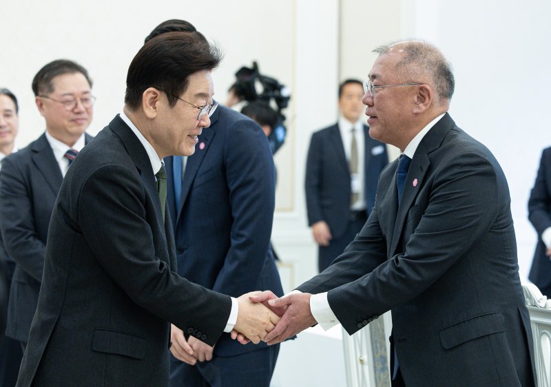 [서울=뉴시스] 고범준 기자 = 이재명 대통령이 4일 청와대에서 열린 청년일자리와 지방투자 확대를 위한 기업간담회에 입장하며 정의선 현대자동차그룹 회장과 악수하고 있다. (청와대통신사진기자단) 2026.02.04. bjko@newsis.com