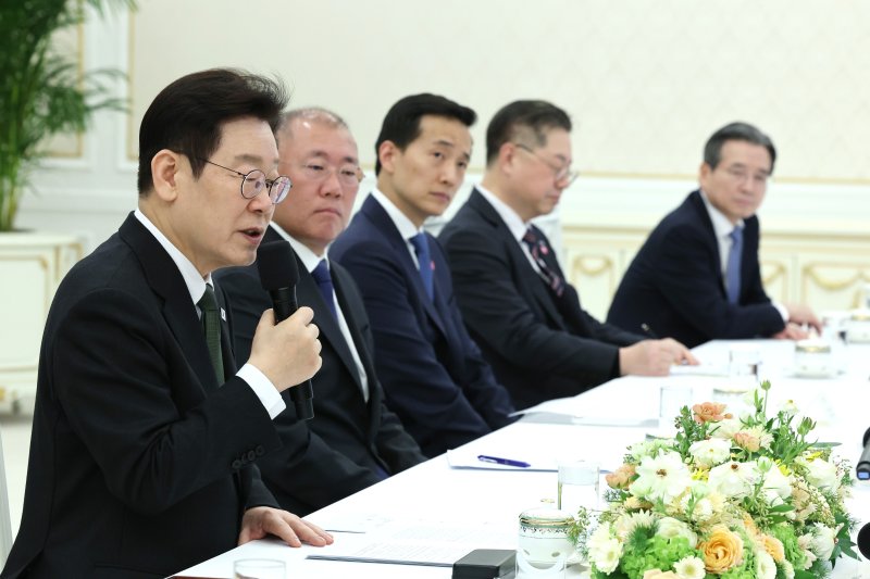 [서울=뉴시스] 고범준 기자 = 이재명 대통령이 4일 청와대에서 열린 청년일자리와 지방투자 확대를 위한 기업간담회에서 발언을 하고 있다. (청와대통신사진기자단) 2026.02.04. bjko@newsis.com