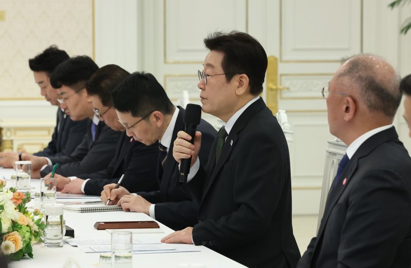 [서울=뉴시스] 고범준 기자 = 이재명 대통령이 4일 청와대에서 열린 청년일자리와 지방투자 확대를 위한 기업간담회에서 발언을 하고 있다. (청와대통신사진기자단) 2026.02.04. bjko@newsis.com