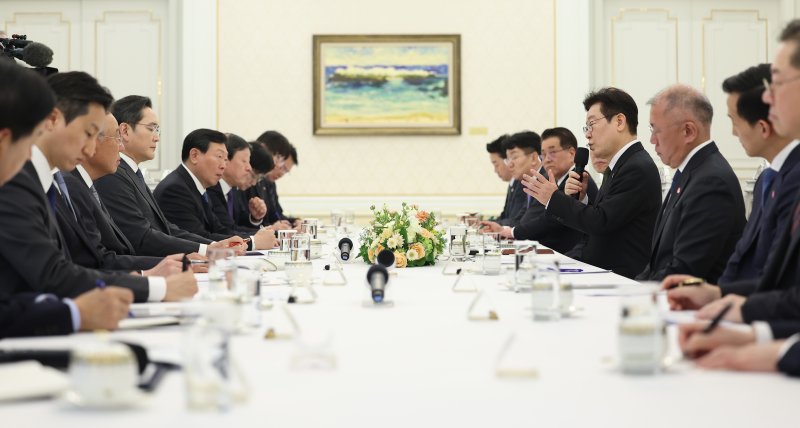 [서울=뉴시스] 고범준 기자 = 이재명 대통령이 4일 청와대에서 열린 청년일자리와 지방투자 확대를 위한 기업간담회에서 발언을 하고 있다. (청와대통신사진기자단) 2026.02.04. bjko@newsis.com