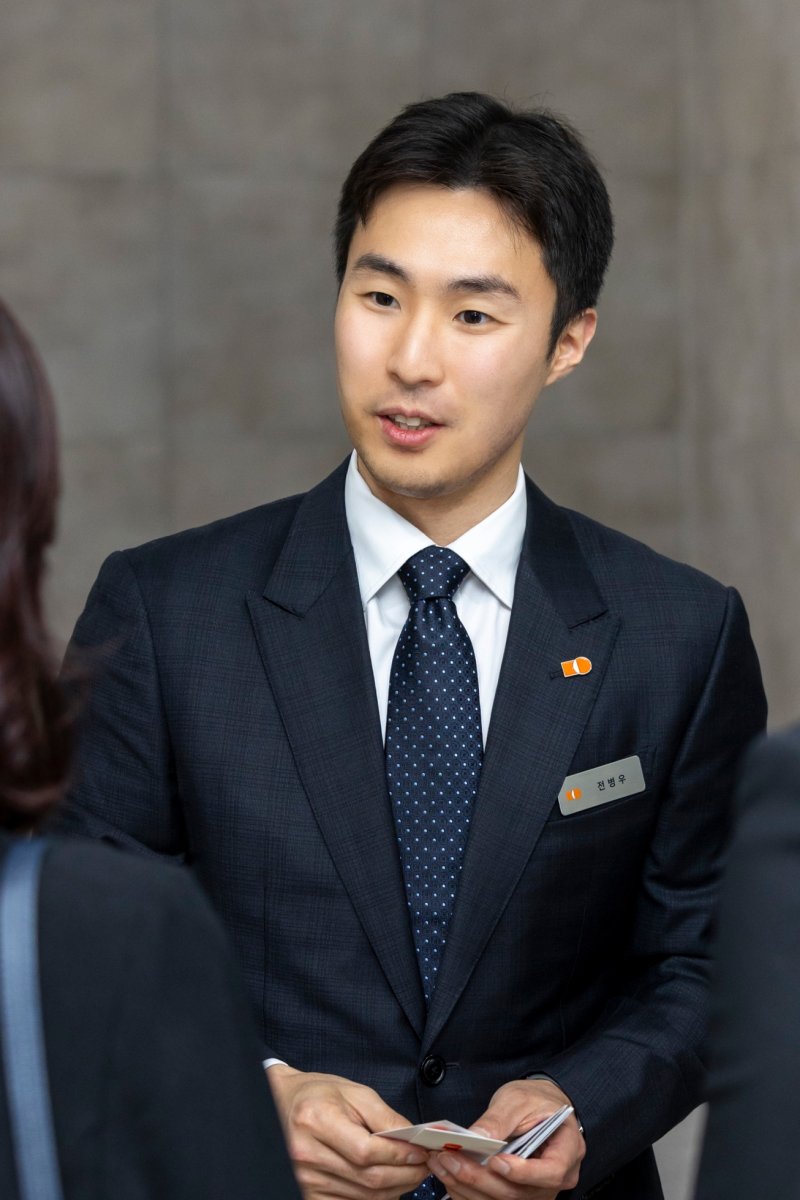 [서울=뉴시스] 전병우 삼양식품 전무가 지난 6월 밀양 제2공장 준공식에서 해외 바이어들을 만나고 있다. (사진=삼양라운드스퀘어 제공) *재판매 및 DB 금지