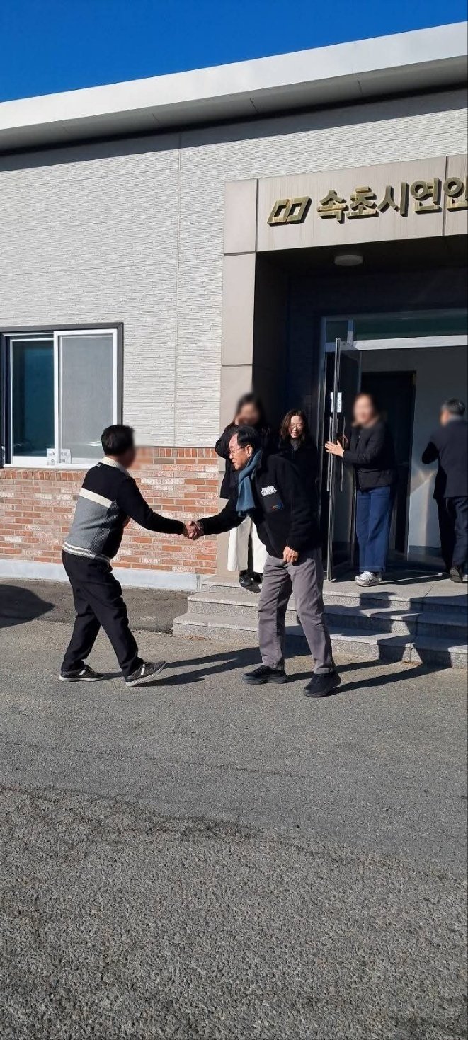 김철수 전 속초시장은 최근 지역 현장을 찾는 일정을 자신의 사회관계망서비스(SNS)에 공개하며 스킨십을 늘려가고 있다.(김철수 전 시장 SNS 캡처) 2026.2.4/뉴스1