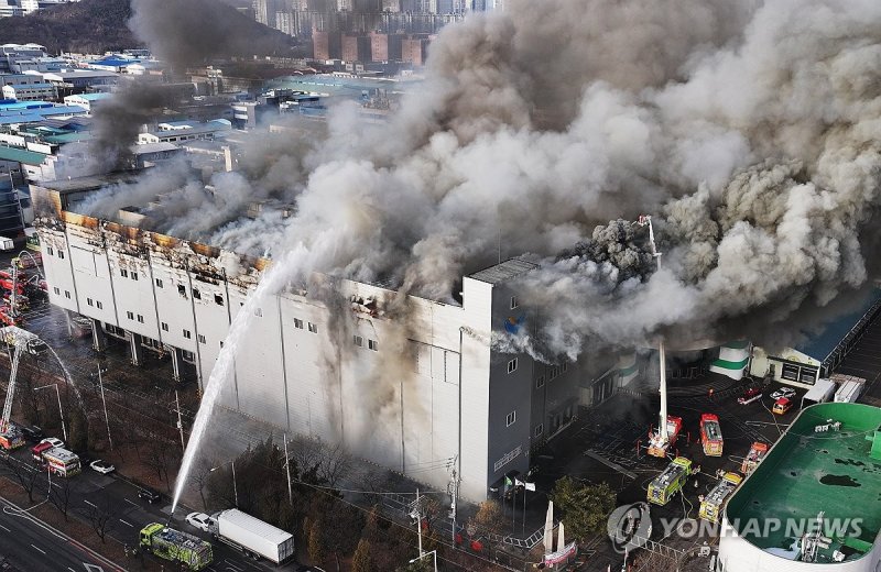 연기 치솟는 시흥 SPC삼립 시화공장 (출처=연합뉴스)