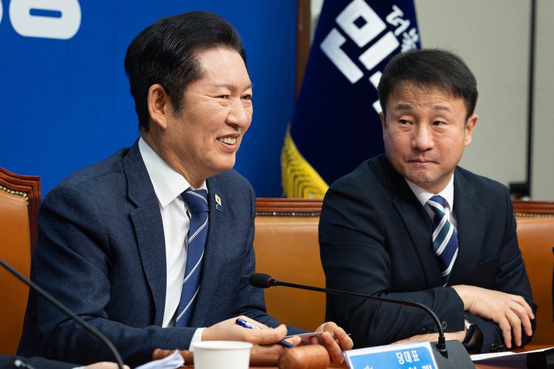 정청래 더불어민주당 대표가 4일 서울 여의도 국회에서 열린 최고위원회의에서 한병도 원내대표와 대화 후 미소 짓고 있다. ⓒ News1 유승관 기자