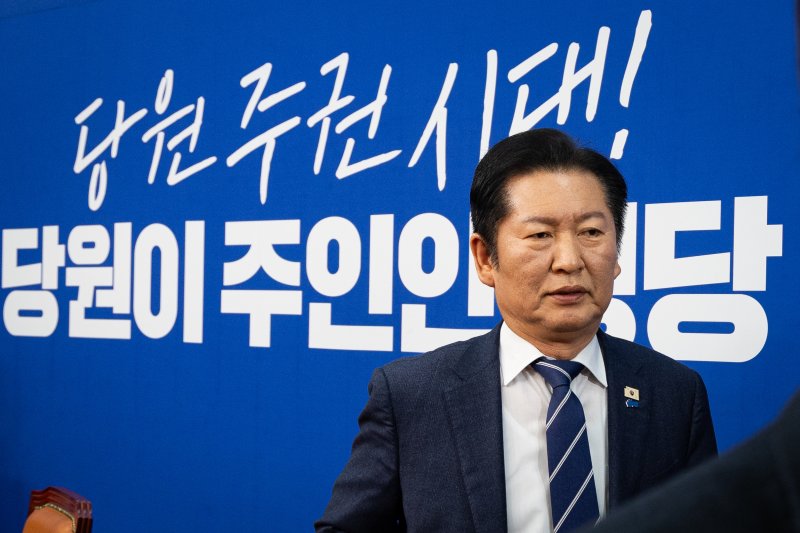 정청래 더불어민주당 대표가 4일 서울 여의도 국회에서 열린 최고위원회의 종료 후 회의실을 나서고 있다. ⓒ News1 유승관 기자