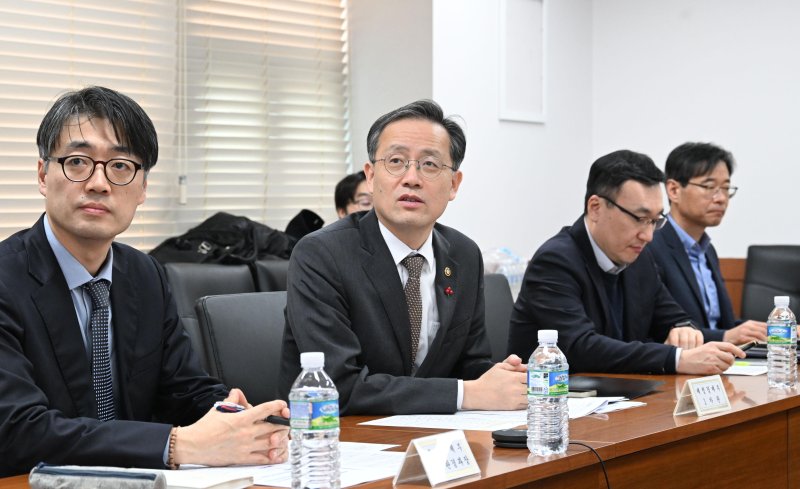 [서울=뉴시스] 이형일 재정경제부 차관이 4일 서울 종로구 정부서울청사에서 경제형벌 합리화 TF 2차 회의를 주재하고 있다. (사진=재정경제부 제공) 2026.02.04. photo@newsis.com *재판매 및 DB 금지