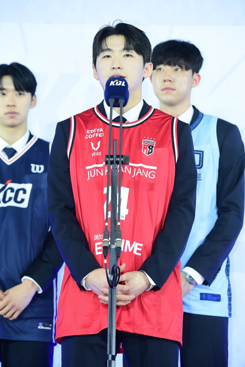 14일 오후 서울 송파구 잠실학생체육관에서 열린 2025 KBL 신인선수 드래프트에서 1라운드 1순위로 안양 정관장의 지명을 받은 문유현이 소감을 밝히고 있다. (KBL 제공. 재판매 및 DB 금지) 2025.11.14/뉴스1