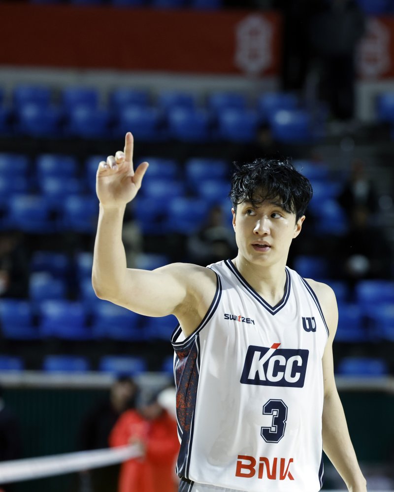 2일 오후 서울시 송파구 잠실학생체육관에서 열린 2025-2026 LG전자 프로농구 서울 SK 나이츠와 부산 KCC 이지스의 경기에서 51득점을 넣은 KCC 허웅이 경기 종료 후 인터뷰를 마치고 코트를 떠나며 손 인사를 하고 있다. 2026.2.2/뉴스1 ⓒ News1 박정호 기자