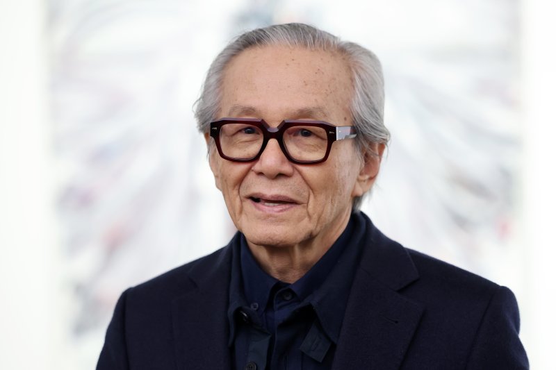 [서울=뉴시스] 박진희 기자 = 한국 아방가르드 미술의 거장 이건용 작가가 4일 서울 용산구 페이스갤러리 서울에서 개인전 '사유하는 몸' 기자간담회를 하고 있다. 2026.02.04. pak7130@newsis.com