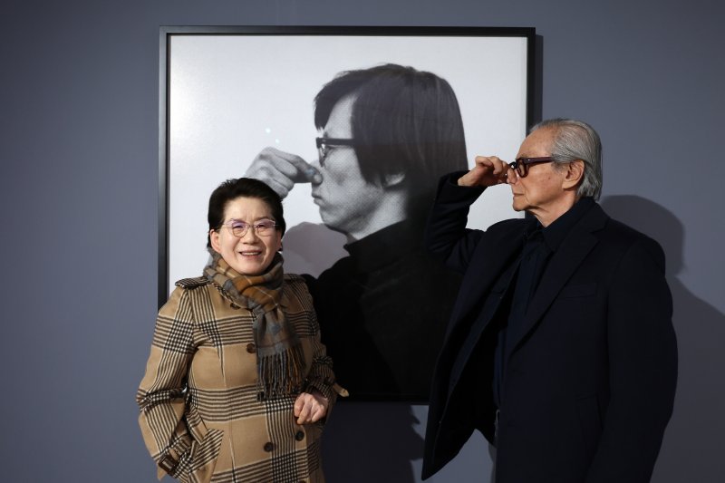 [서울=뉴시스] 박진희 기자 = 한국 아방가르드 미술의 거장 이건용 작가와 부인 승연례 작가가 4일 서울 용산구 페이스갤러리 서울에서 개인전 '사유하는 몸' 기자간담회를 마치고 포즈를 취하고 있다. 이건용 작가는 '손의 논리' 퍼포먼스를 하고 있다. 2026.02.04. pak7130@newsis.com