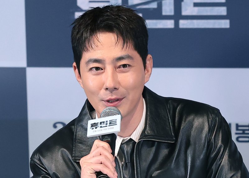 배우 조인성이 4일 오후 서울 용산구 CGV용산아이파크몰에서 열린 영화 '휴민트' 언론배급시사회 및 기자간담회에 참석해 인사말을 하고 있다. '휴민트'는 비밀도, 진실도 차가운 얼음 바다에 수장되는 블라디보스토크에서 서로 다른 목적을 가진 이들이 격돌하는 이야기를 그렸다. 2026.2.4/뉴스1 ⓒ News1 권현진 기자