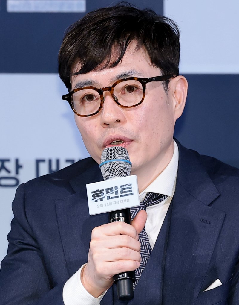 류승완 감독이 4일 오후 서울 용산구 CGV용산아이파크몰에서 열린 영화 '휴민트' 언론배급시사회 및 기자간담회에 참석해 인사말을 하고 있다. '휴민트'는 비밀도, 진실도 차가운 얼음 바다에 수장되는 블라디보스토크에서 서로 다른 목적을 가진 이들이 격돌하는 이야기를 그렸다. 2026.2.4/뉴스1 ⓒ News1 권현진 기자