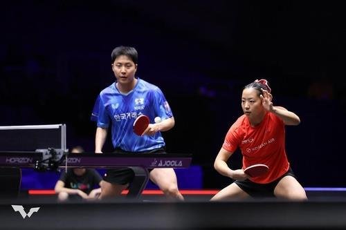 WTT 시리즈 혼합복식 경기에 나선 임종훈(왼쪽)과 신유빈 (출처=연합뉴스)