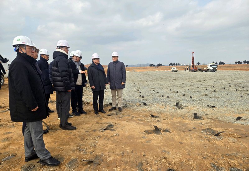 국가AI컴퓨팅센터 사업자 공모에 단독입찰한 삼성SDS 컨소시엄 관계자들이 지난달 7일 센터 부지로 추진중인 전남 해남 솔라시도 현장을 둘러보고 있다.