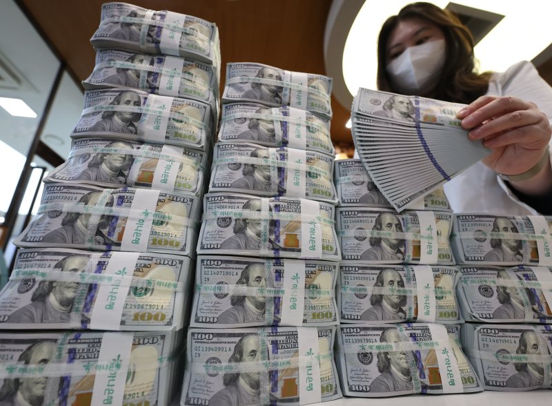 4일 서울 중구 하나은행 위변조대응센터에서 직원이 달러를 정리하고 있다. 고환율 국면에서 외환시장 안정을 위한 달러 공급이 이어지면서 지난 1월 말 기준 우리나라 외환보유액은 4259억1000만달러로 두 달 연속 감소했다. 연합뉴스