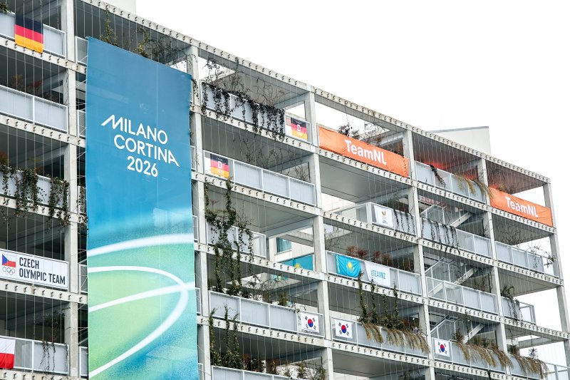 오는 6일(현지시간)부터 22일까지 이탈리아에서 개최되는 2026년 동계올림픽에 출전할 대한민국 선수들의 숙소인 밀라노 코르티나 올림픽 선수촌 건물에 태극기가 걸려있다. 연합뉴스