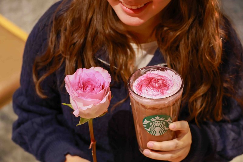 [서울=뉴시스] 스타벅스 코리아 밸런타인데이 시즌 대표 음료 붉은 로즈 초콜릿 (사진=스타벅스 코리아 제공) 2026.02.04. photo@newsis.com *재판매 및 DB 금지