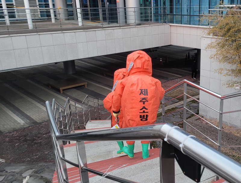 [제주=뉴시스] 4일 오후 제주시 첨단과학단지에서 혼합가스 누출 사고가 발생해 소방당국이 화학보호복을 착용해 진입하고 있다. (사진=제주소방안전본부 제공) 2026.02.04. photo@newsis.com