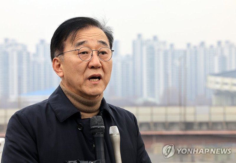 질문에 답하는 김윤덕 국토부 장관 (출처=연합뉴스)