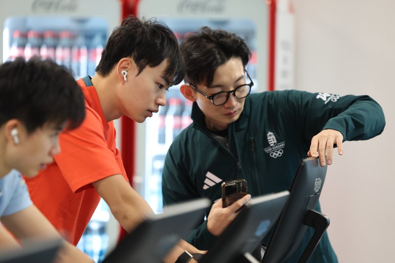 2026 밀라노 코르티나 동계올림픽을 사흘 앞둔 3일(현지시간) 이탈리아 밀라노 올림픽 빌리지 내 체육관에서 최근 헝가리로 귀화한 스피드스케이팅 김민석이 훈련을 하고 있다. 2026.2.3/뉴스1 ⓒ News1 김진환 기자