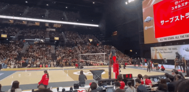 지난 1일 일본 고베시에서 열린 일본 프로배구 'SV.리그 올스타전'에 참가한 남자 선수 니시다 유지가 자신의 스파이크 연습 도중 공에 맞은 여성 스태프에게 엎드려 사과하고 있다. 출처=SV.리그 공식 인스타그램 캡처