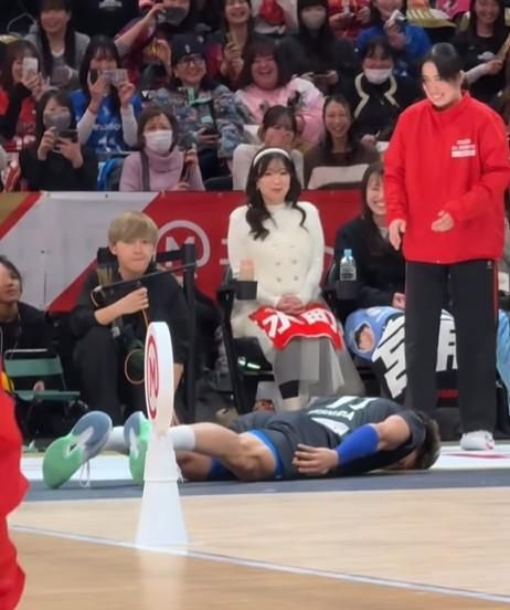 1일 일본 고베시에서 열린 일본 프로배구 'SV.리그 올스타전'에 참가한 남자 선수 니시다 유지가 자신의 스파이크 연습 도중 공에 맞은 여성 스태프에게 엎드려 사과하고 있다. SV.리그 공식 인스타그램 캡처