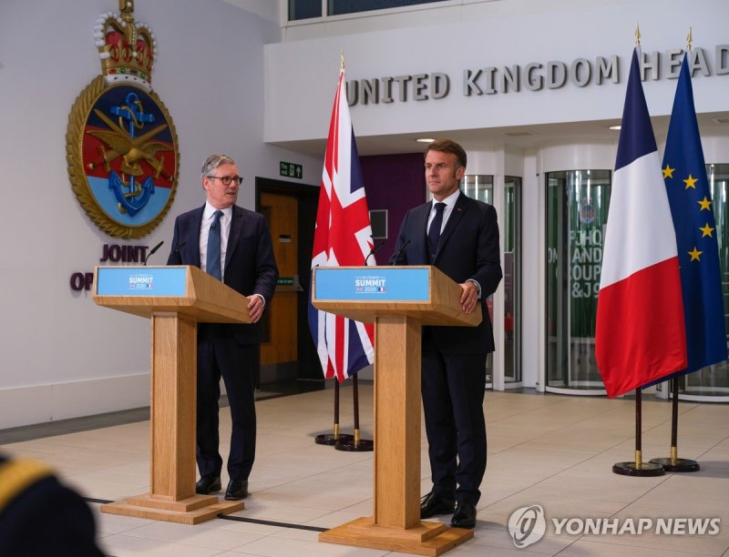 지난해 7월 노스우드에서 기자회견 하는 영프 정상 (출처=연합뉴스)