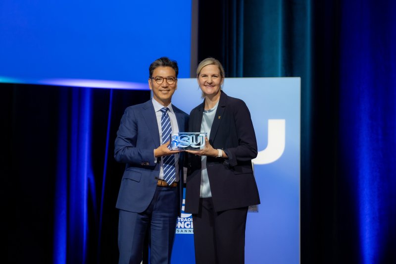 김재열 국제빙상경기연맹(ISU) 회장 국제올림픽위원회(IOC) 위원이 4일(현지시간) 이탈리아 밀라노의 2026 밀라노·코르티나담페초 동계올림픽 메인미디어센터에서 열린 제154차 IOC 총회 집행위원 선거에서 IOC 집행위원에 선출된 후 커스티 코번트리 국제올림픽위원회 위원장(IOC)과 기념촬영을 하고 있다. (국제빙상경기연맹 제공. 재판매 및 DB 금지) 2026.2.4/뉴스1
